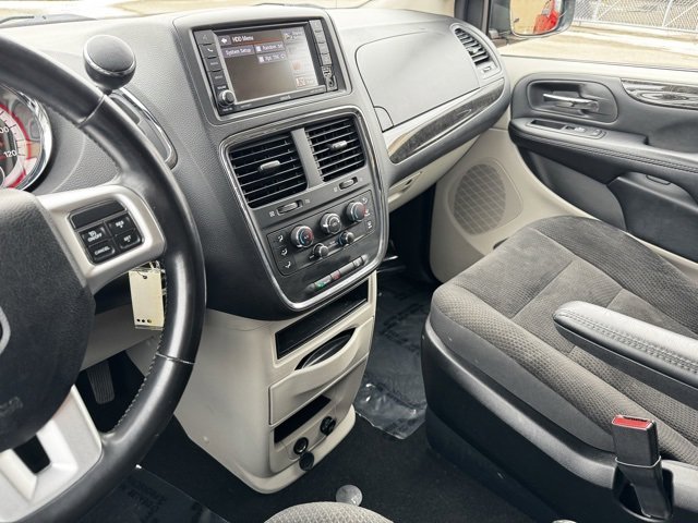 Used 2019 Dodge Grand Caravan SE w/ UConnect Hands-Free Group image 14