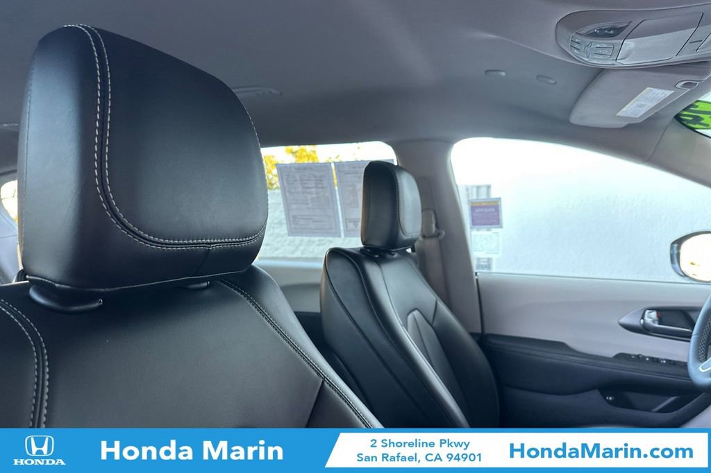 Used 2024 Chrysler Pacifica Select image 21