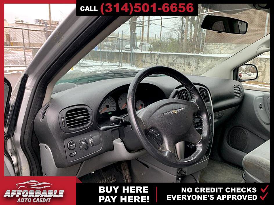 Used 2005 Chrysler Town & Country Touring image 9