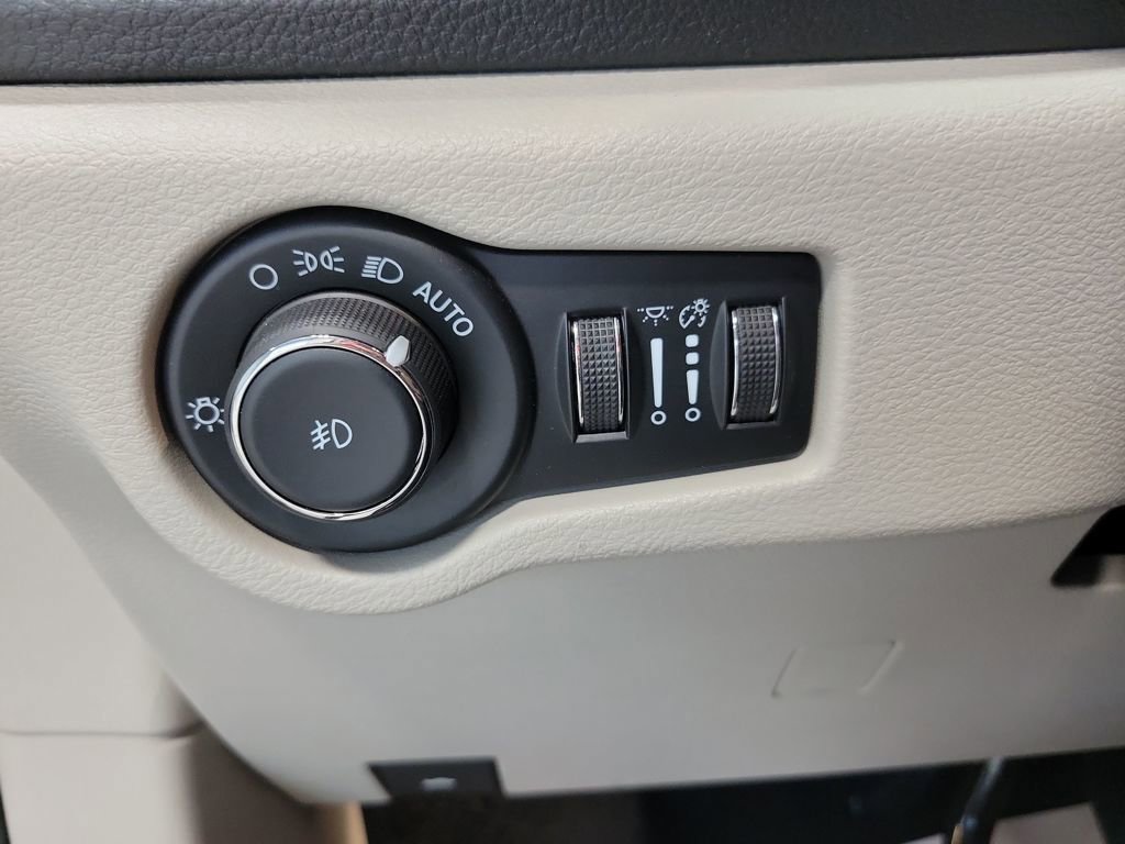 Used 2023 Chrysler Pacifica Limited image 73