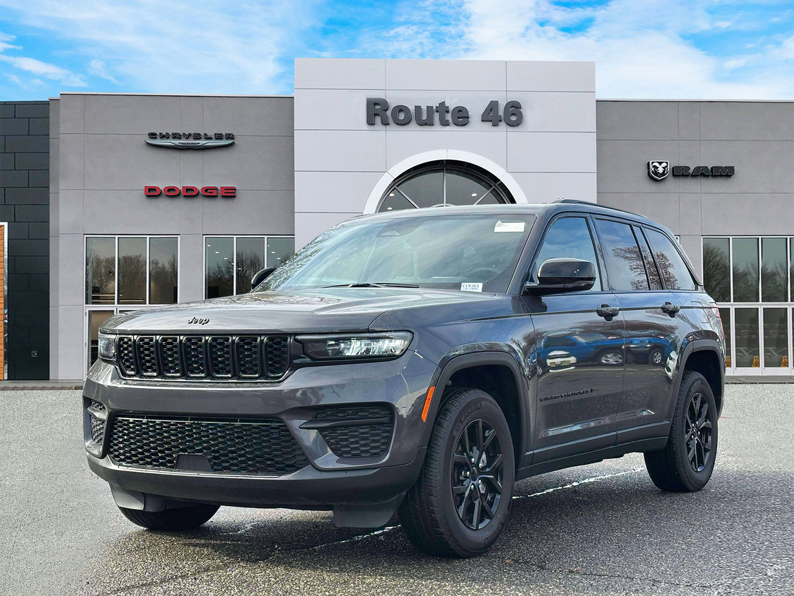 Used 2024 Jeep Grand Cherokee Altitude image 2