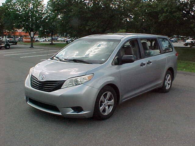 Used 2011 Toyota Sienna w/ Towing Pkg FWD image 31