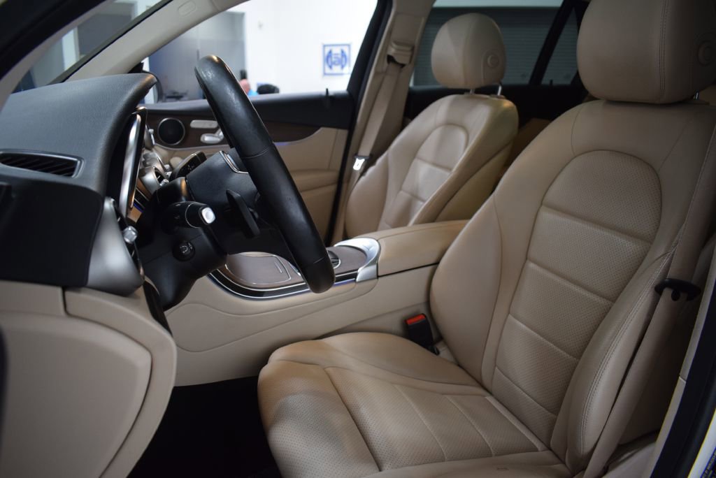 Used 2021 Mercedes-Benz GLC 300 4MATIC w/ Premium Package image 11