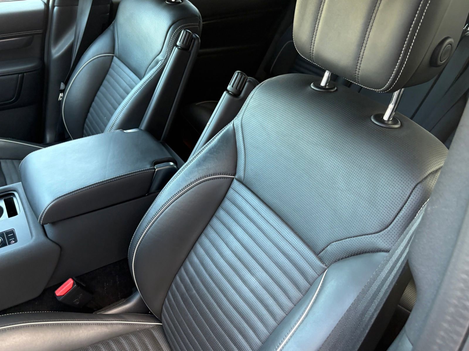 Used 2024 Land Rover Discovery Metropolitan Edition image 35