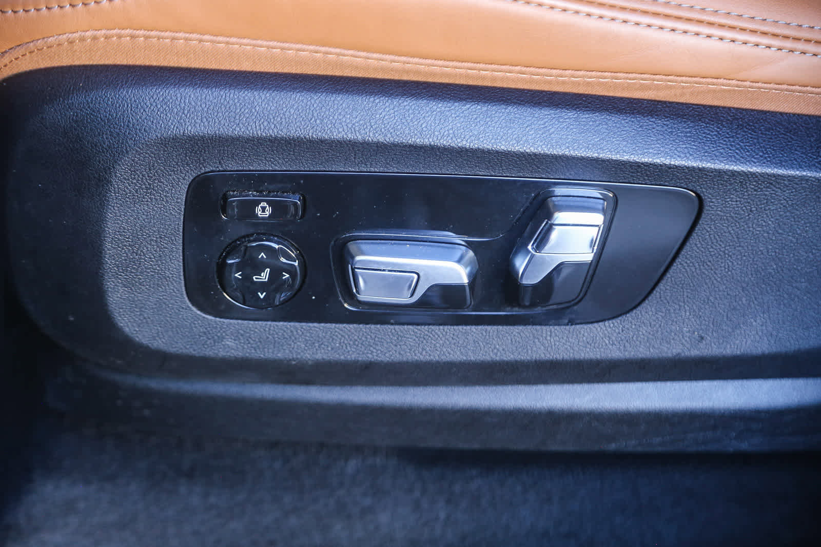 Used 2025 BMW X5 M60i w/ Parking Assistance Package image 18