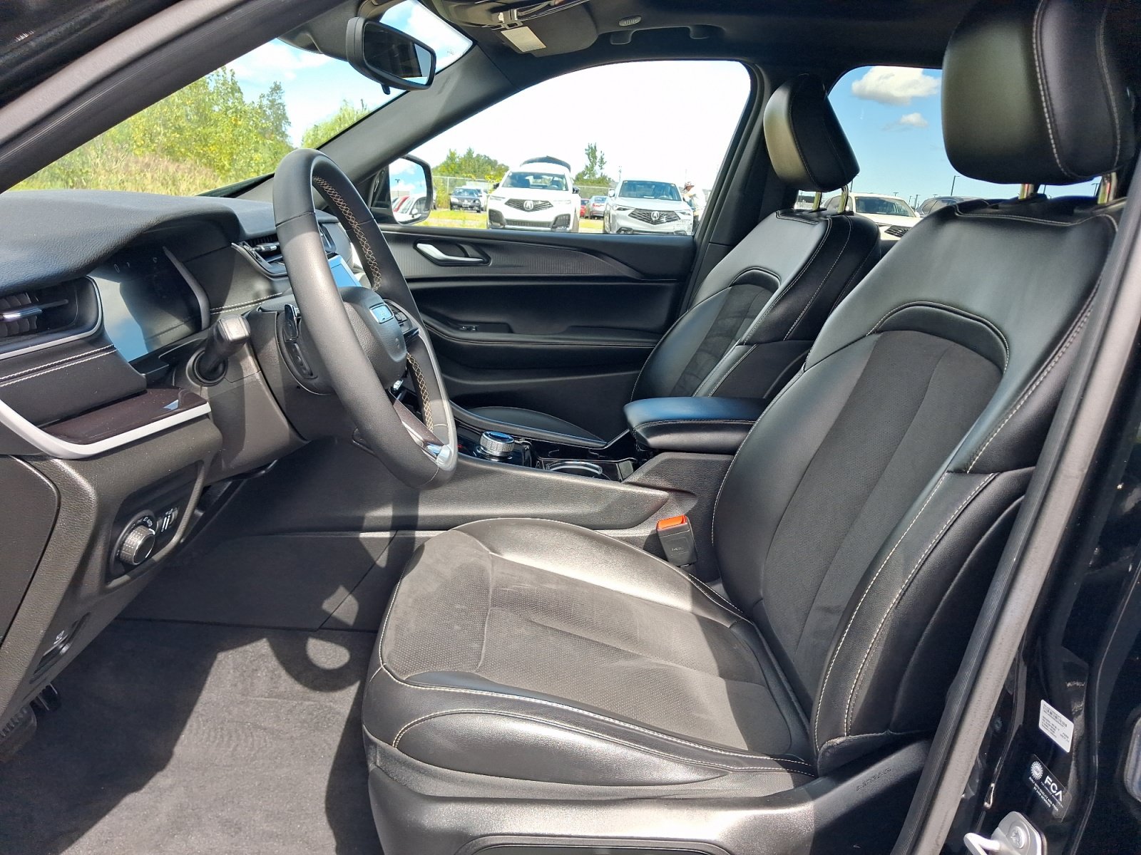 Used 2023 Jeep Grand Cherokee Altitude AWD/4WD image 5