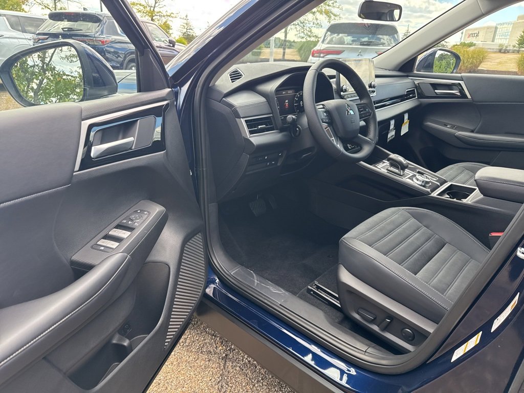 New 2025 Mitsubishi Outlander SE image 38