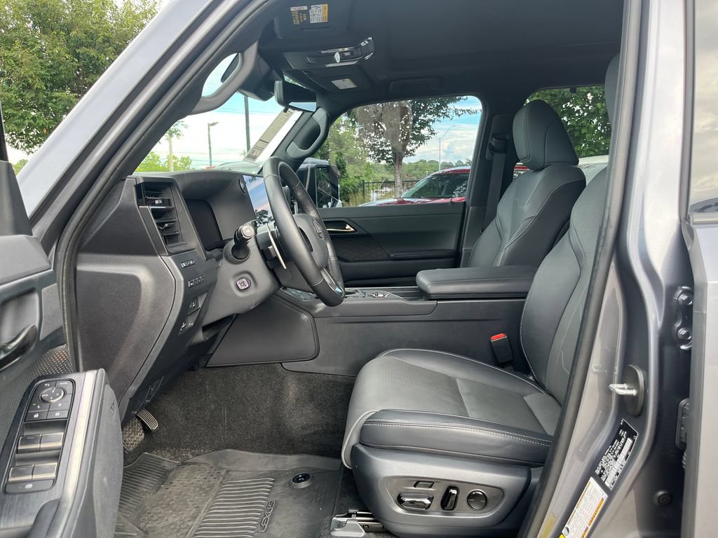 Used 2025 Lexus GX 550 w/ Accessory Package (2T) AWD/4WD image 9