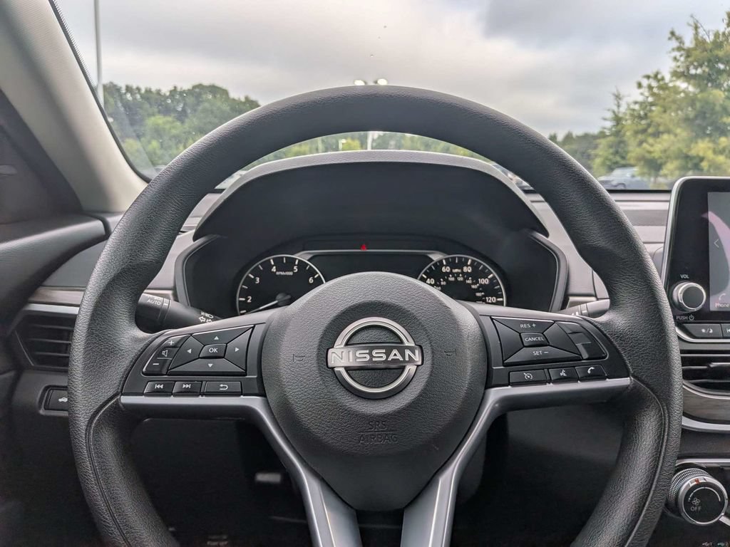 Used 2025 Nissan Altima 2.5 SV FWD image 24