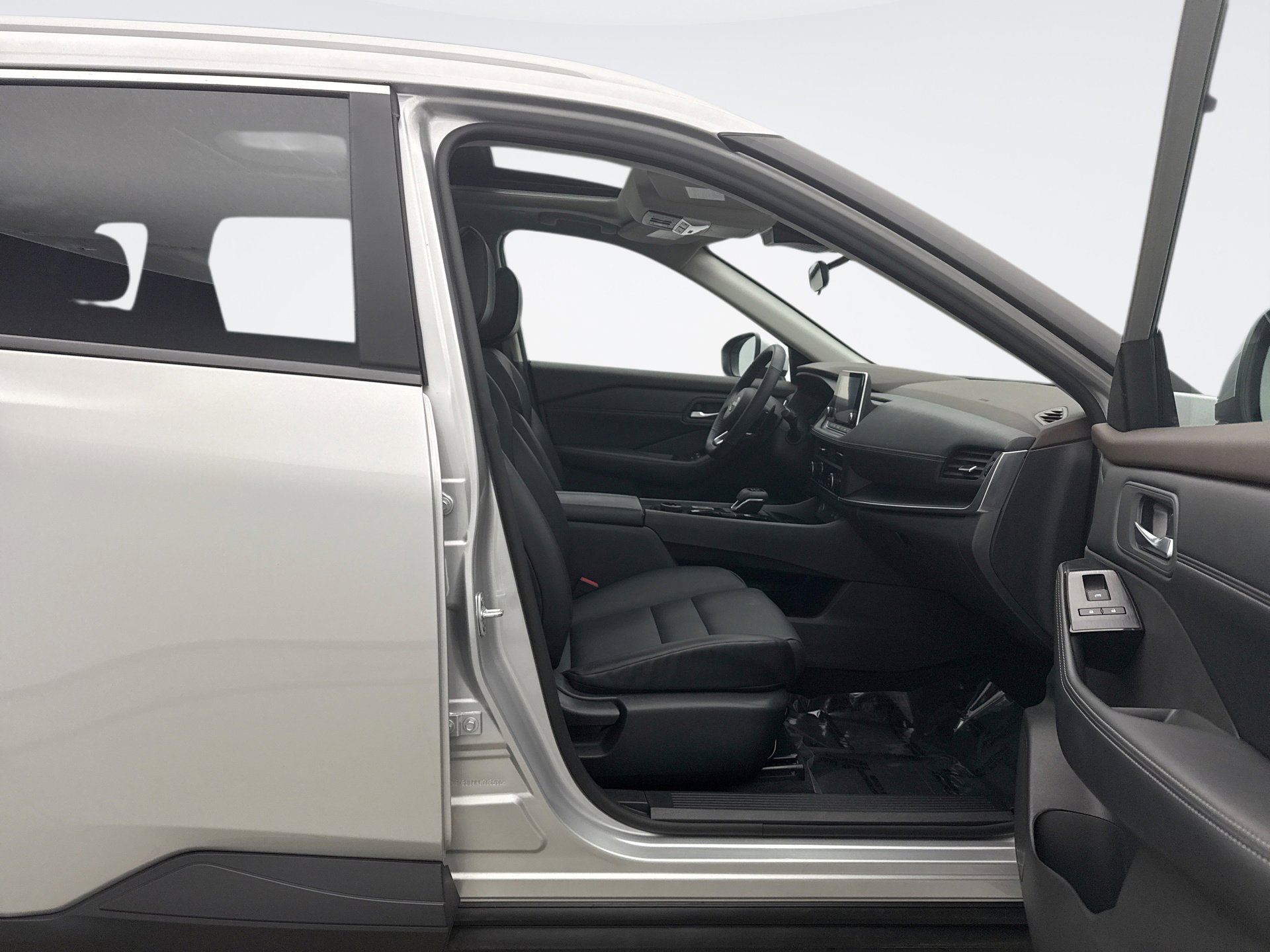 Used 2023 Nissan Rogue SV w/ SV Premium B Package image 16