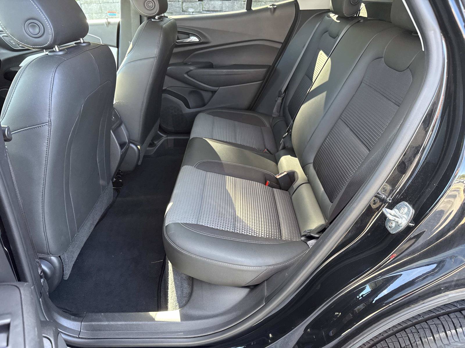 Used 2025 Chevrolet Trax LT FWD image 28