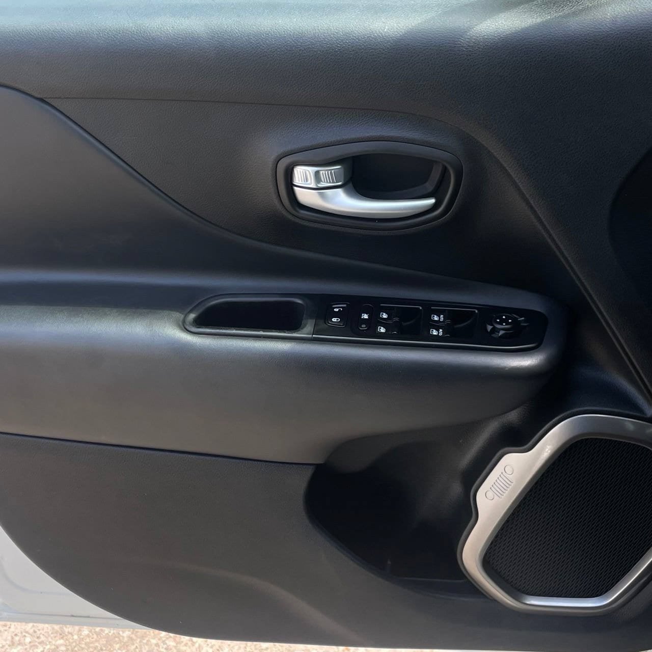 Used 2023 Jeep Renegade Latitude AWD/4WD image 20
