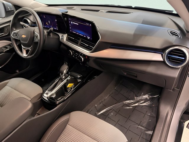 Used 2025 Chevrolet Trax LT w/ LT Convenience Package FWD image 12