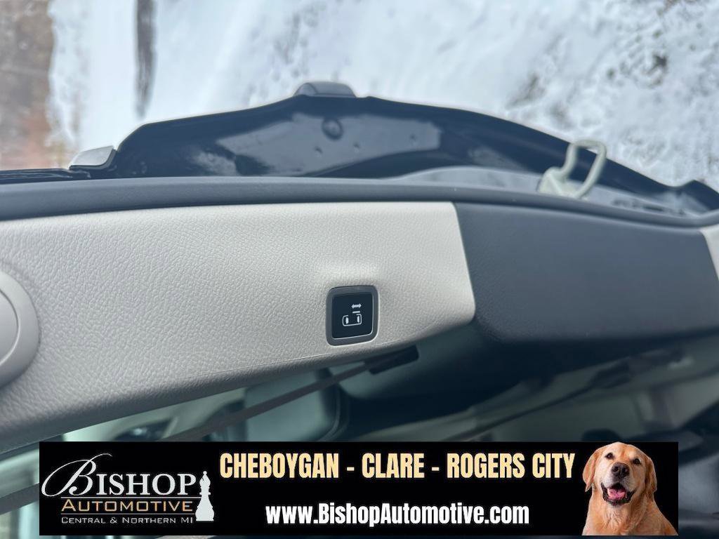 Used 2023 Chrysler Pacifica Touring-L image 32