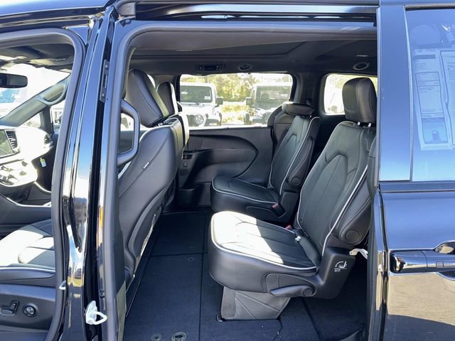 New 2026 Chrysler Pacifica Limited image 13