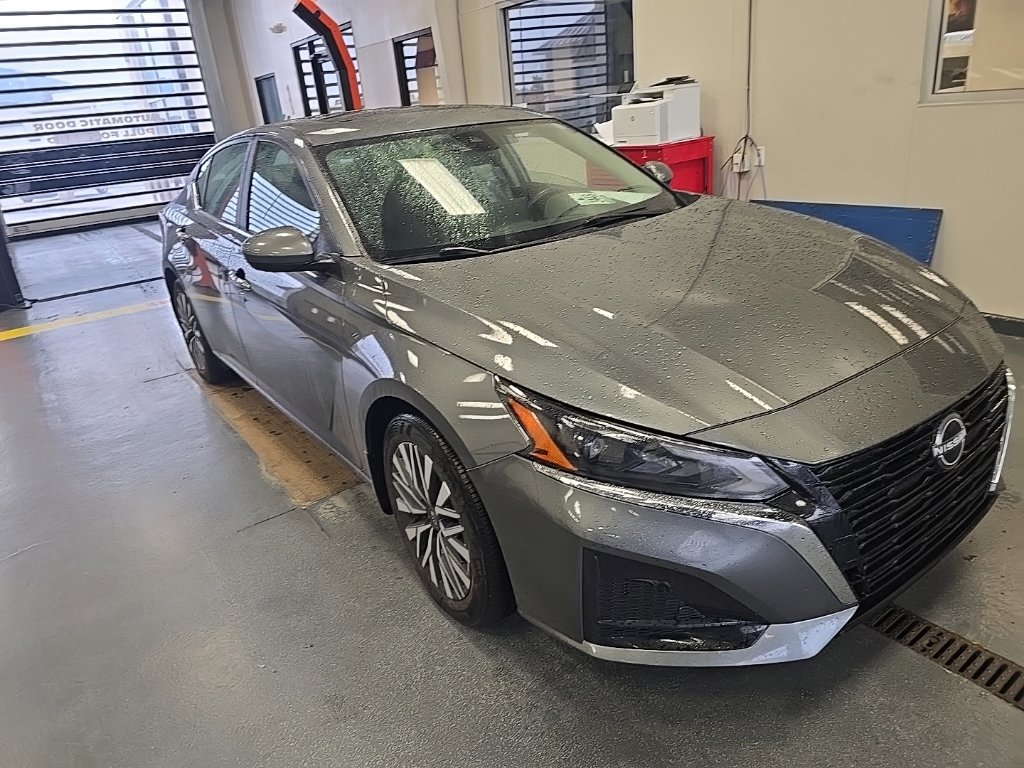 Used 2024 Nissan Altima 2.5 SV w/ SV Premium Package FWD image 1