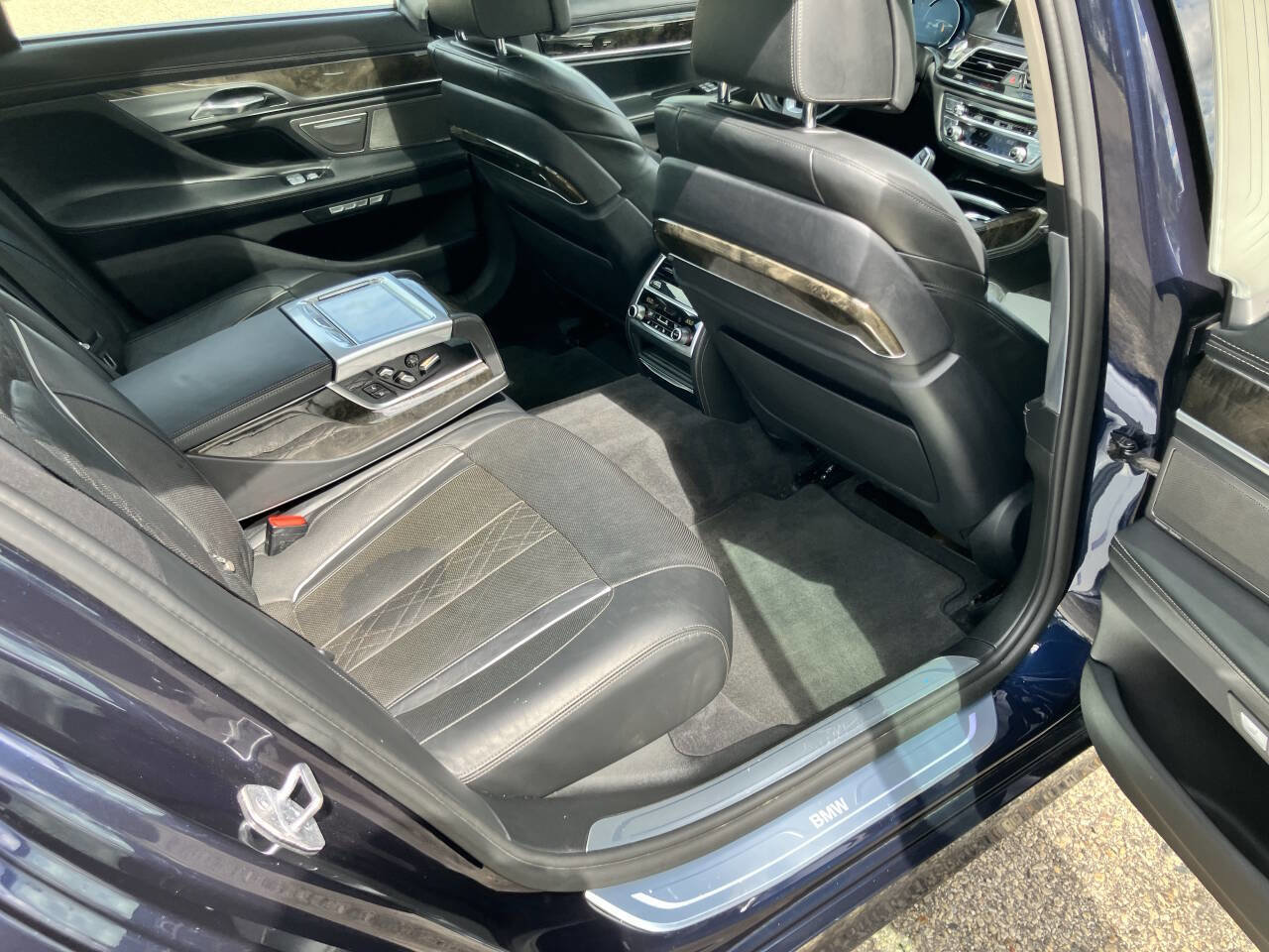 Used 2016 BMW 750i xDrive image 28