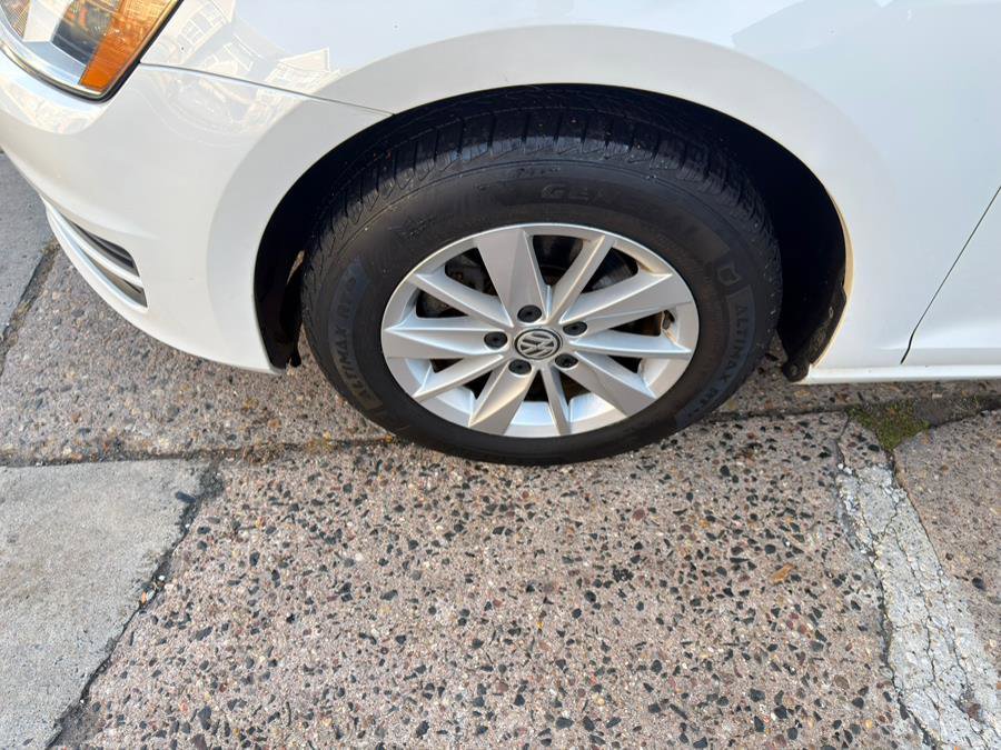 Used 2015 Volkswagen Golf S image 25