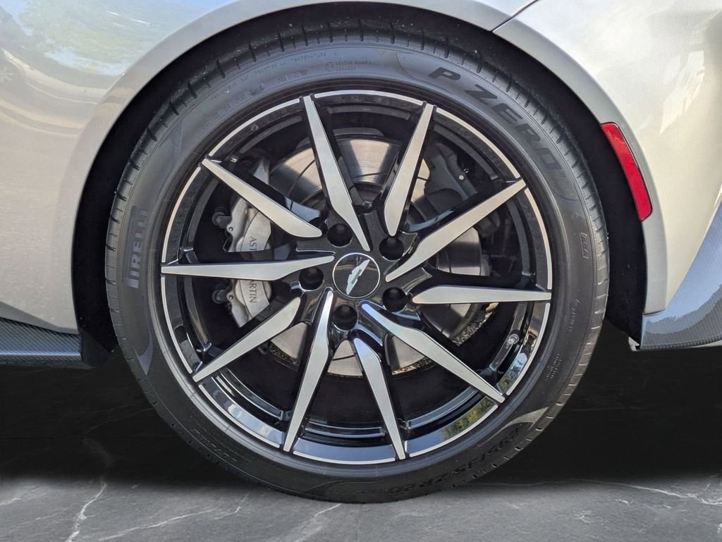 Used 2019 Aston Martin V8 Vantage Coupe image 31