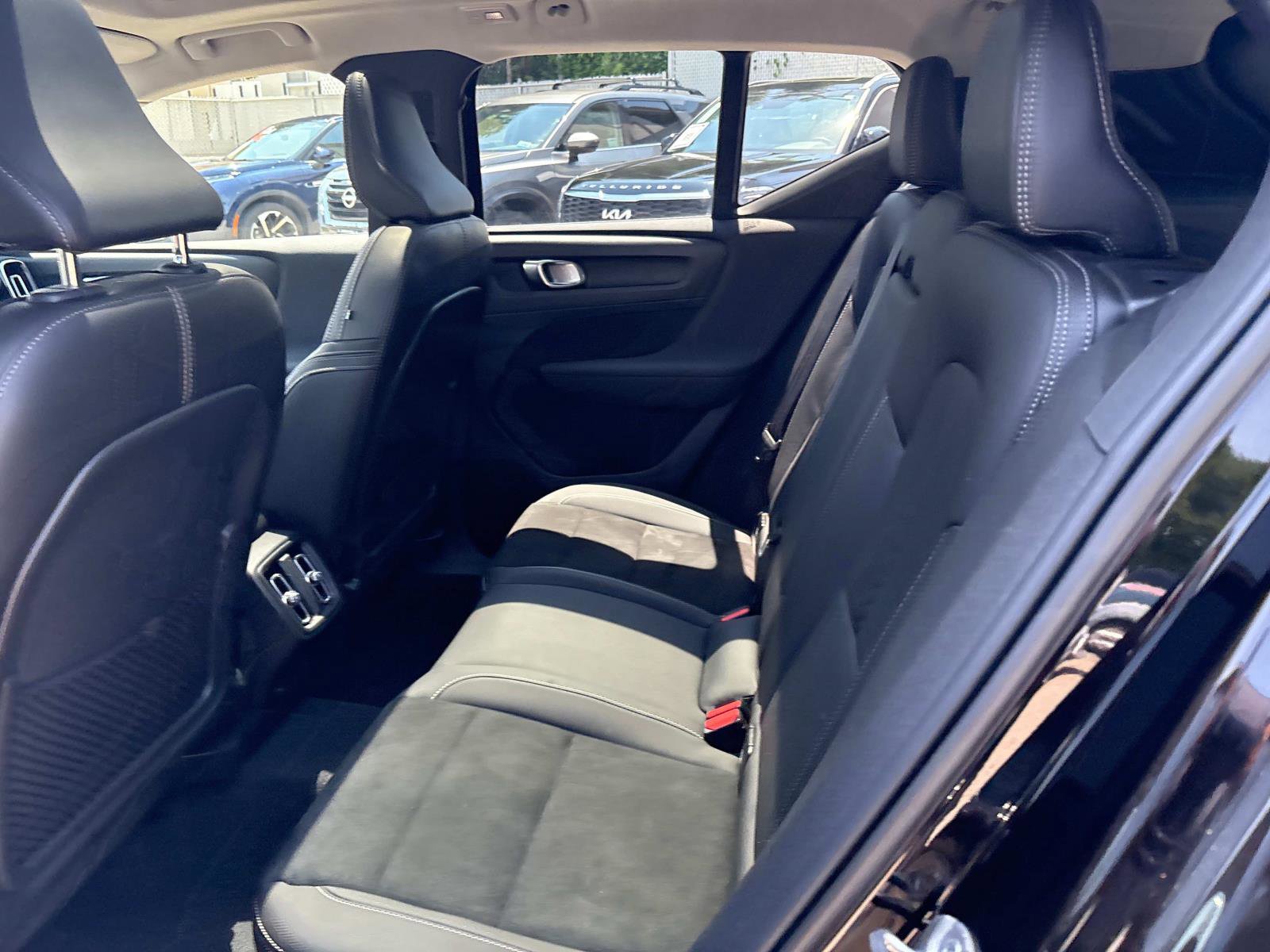 Used 2023 Volvo XC40 B5 Plus image 12