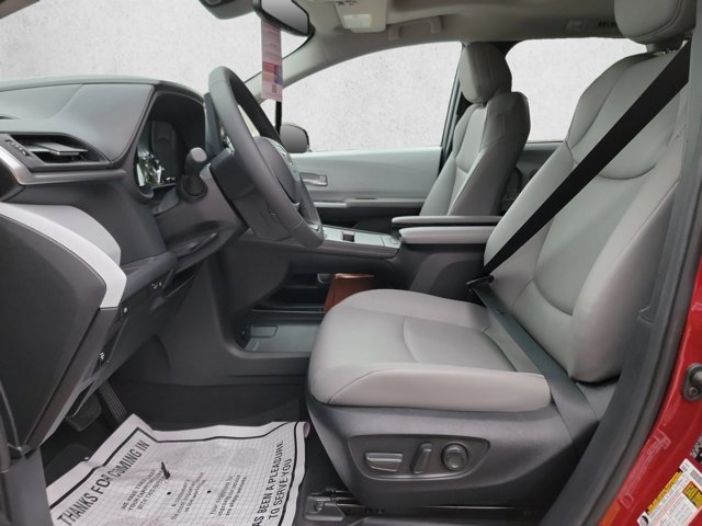 Used 2026 Toyota Sienna XLE FWD image 17