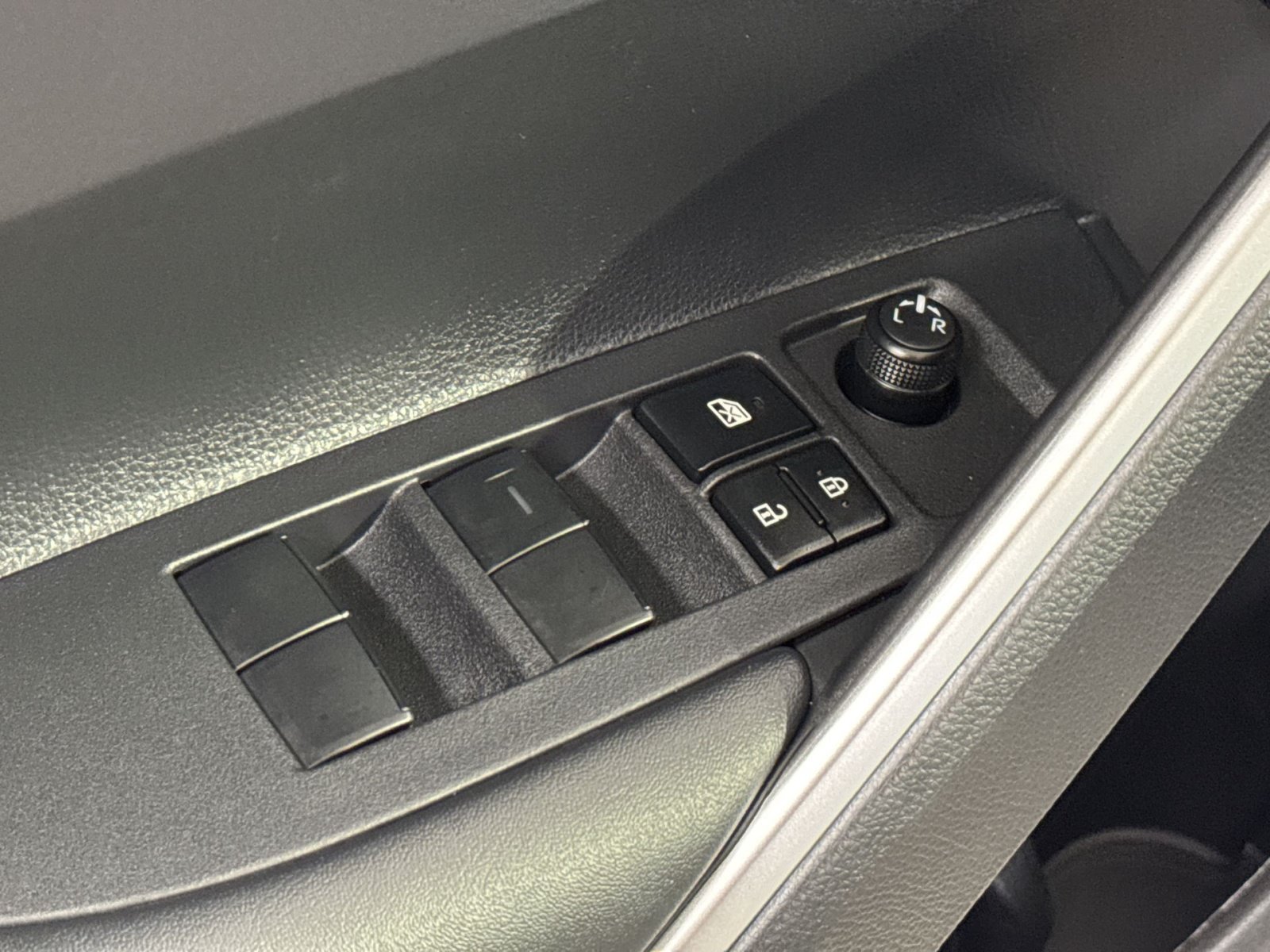 Used 2024 Toyota Corolla Cross AWD Hybrid image 27