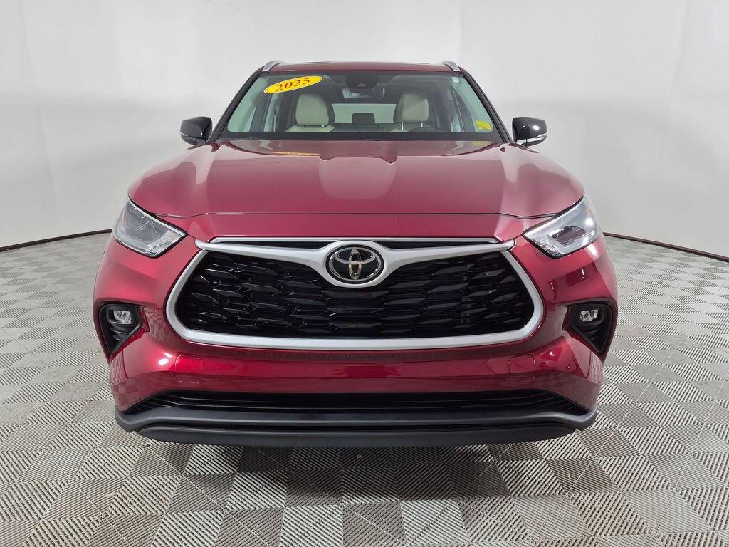 Used 2025 Toyota Highlander XLE FWD image 8