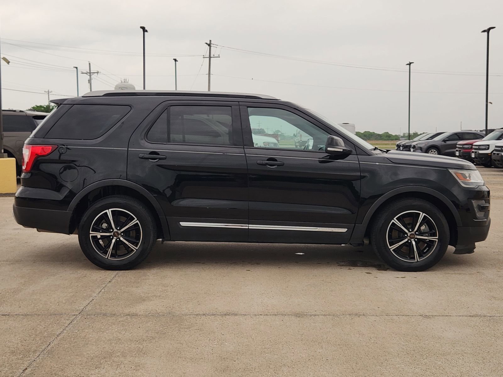 Used 2016 Ford Explorer XLT w/ Equipment Group 202A image 7