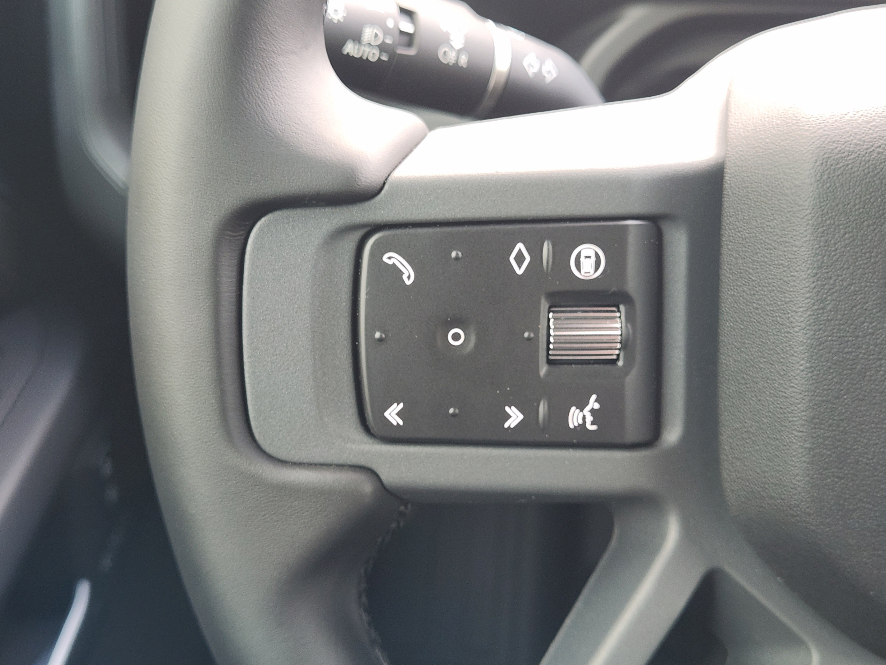 New 2026 Land Rover Defender 110 X-Dynamic SE AWD/4WD image 24