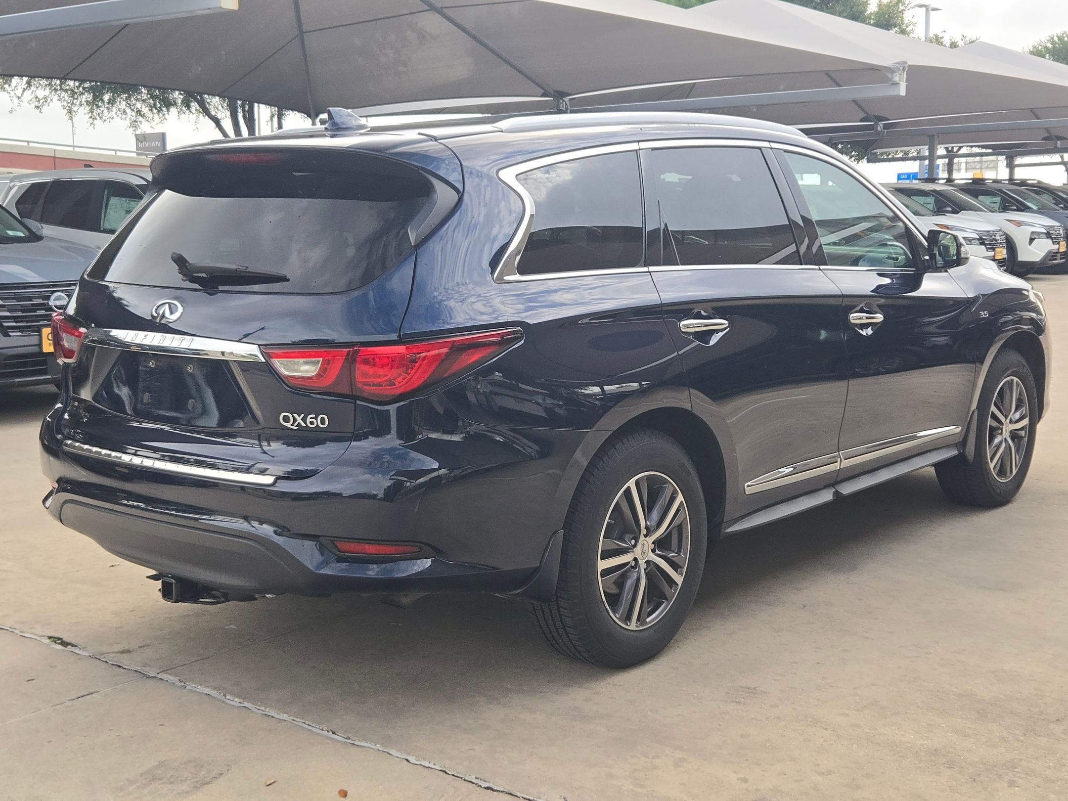 Used 2017 INFINITI QX60 FWD w/ Premium Package image 3