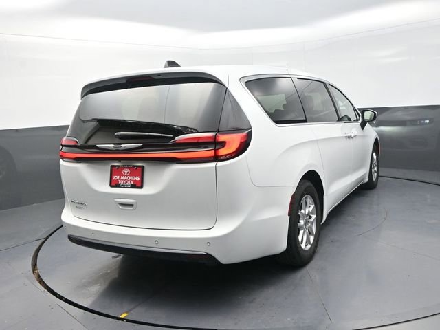 Used 2023 Chrysler Pacifica Touring-L image 7