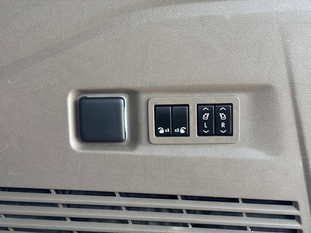 Used 2021 GMC Yukon XL Denali w/ Denali Premium Package image 23
