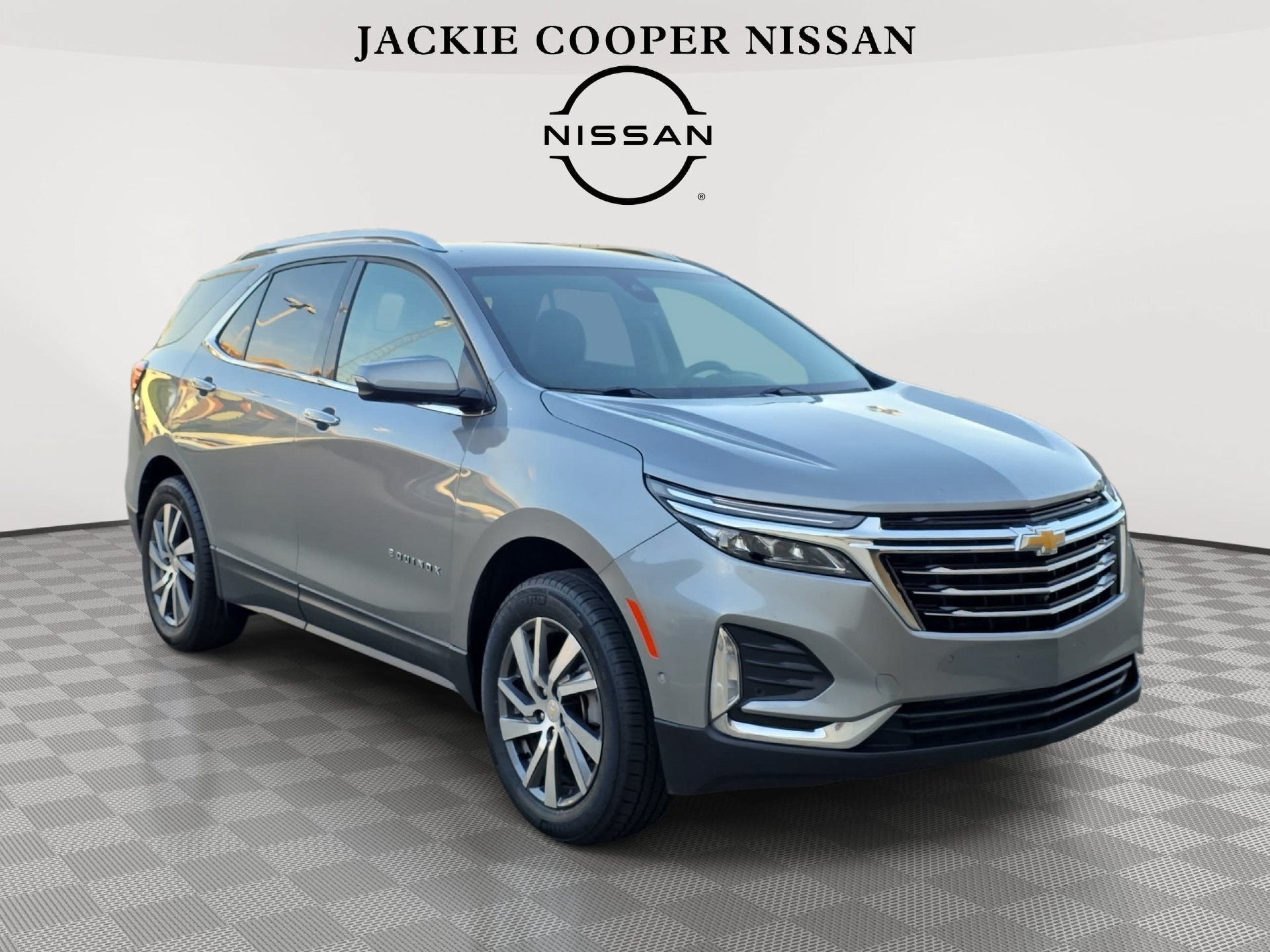 Used 2024 Chevrolet Equinox Premier FWD image 3