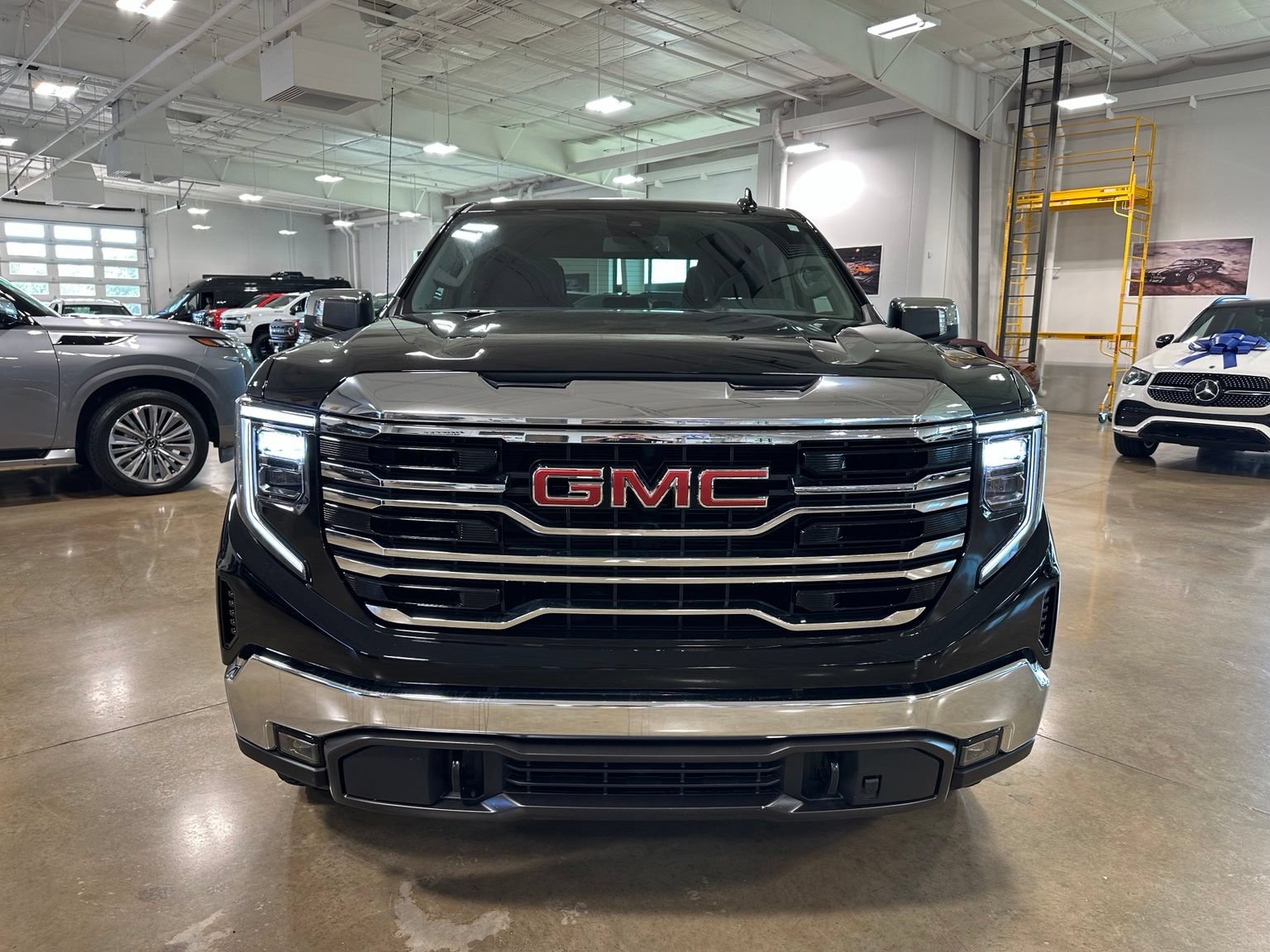 Used 2024 GMC Sierra 1500 SLT w/ SLT Premium Package AWD/4WD image 2