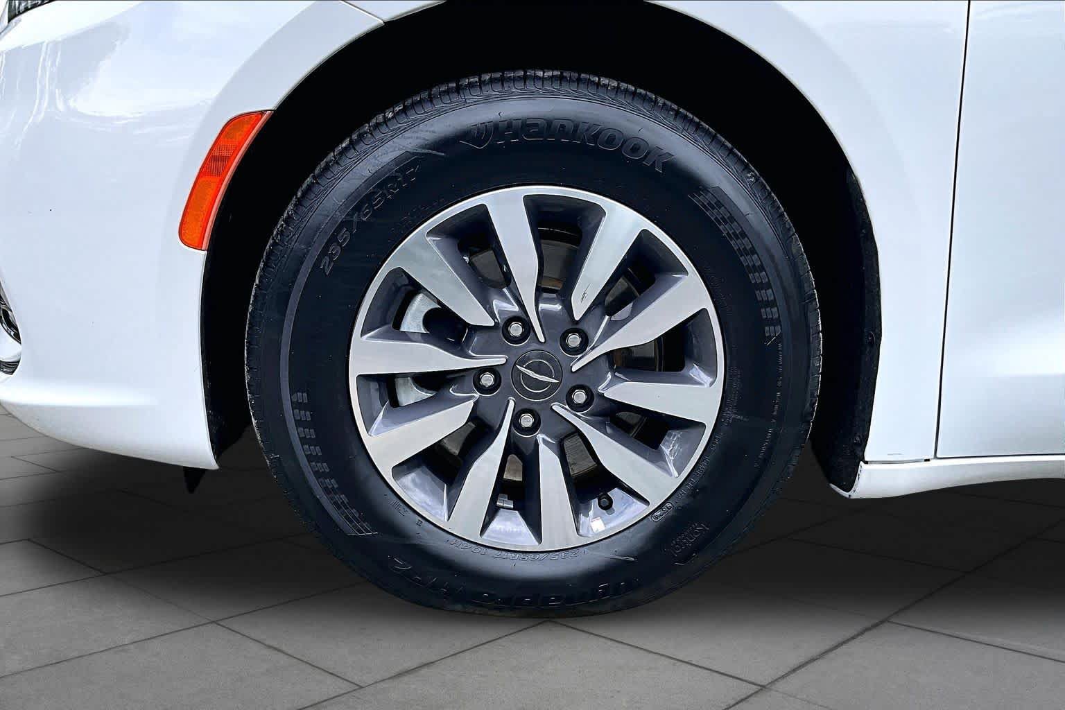 Used 2024 Chrysler Pacifica Limited FWD image 11