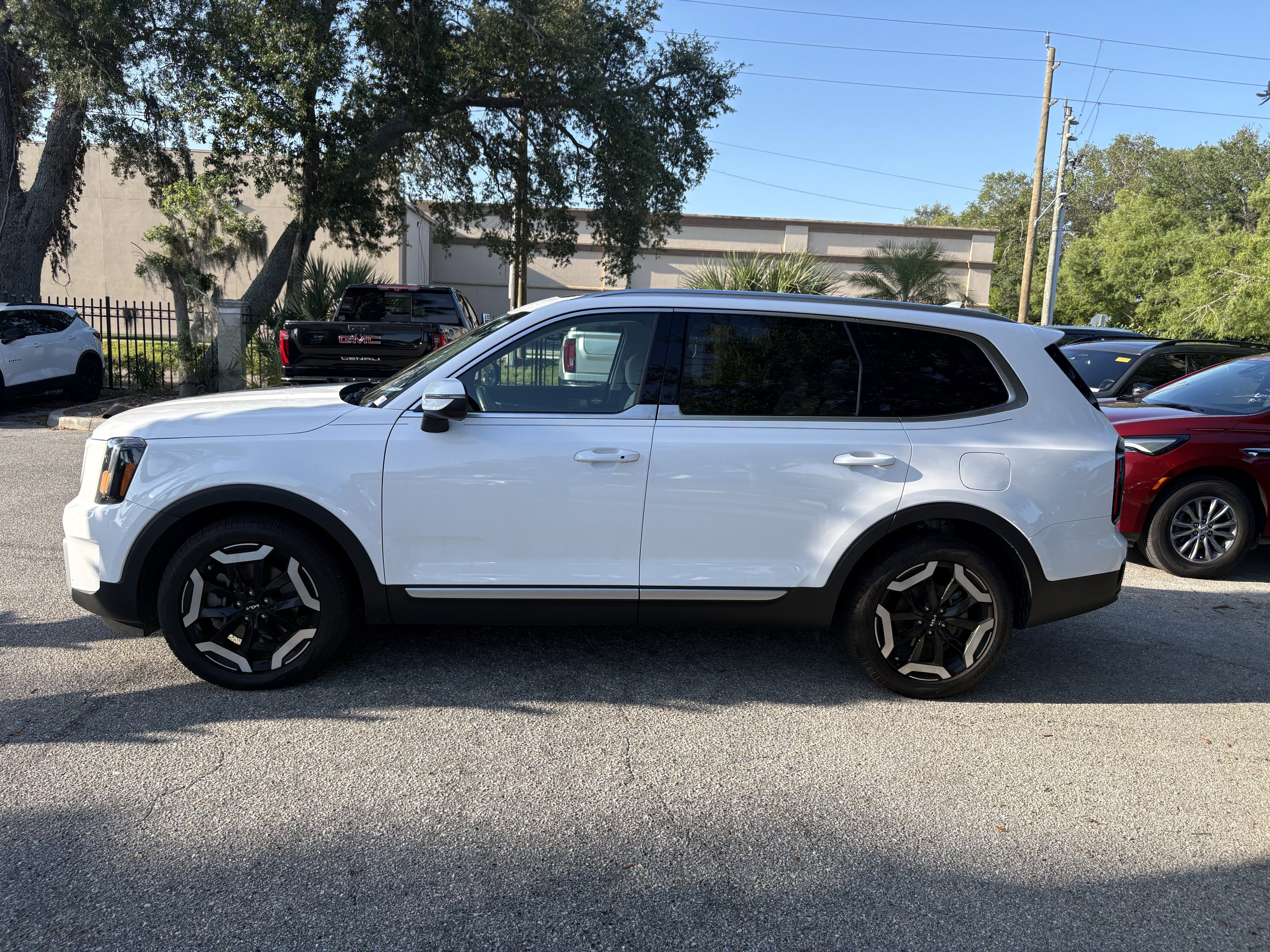 Used 2024 Kia Telluride EX FWD image 3
