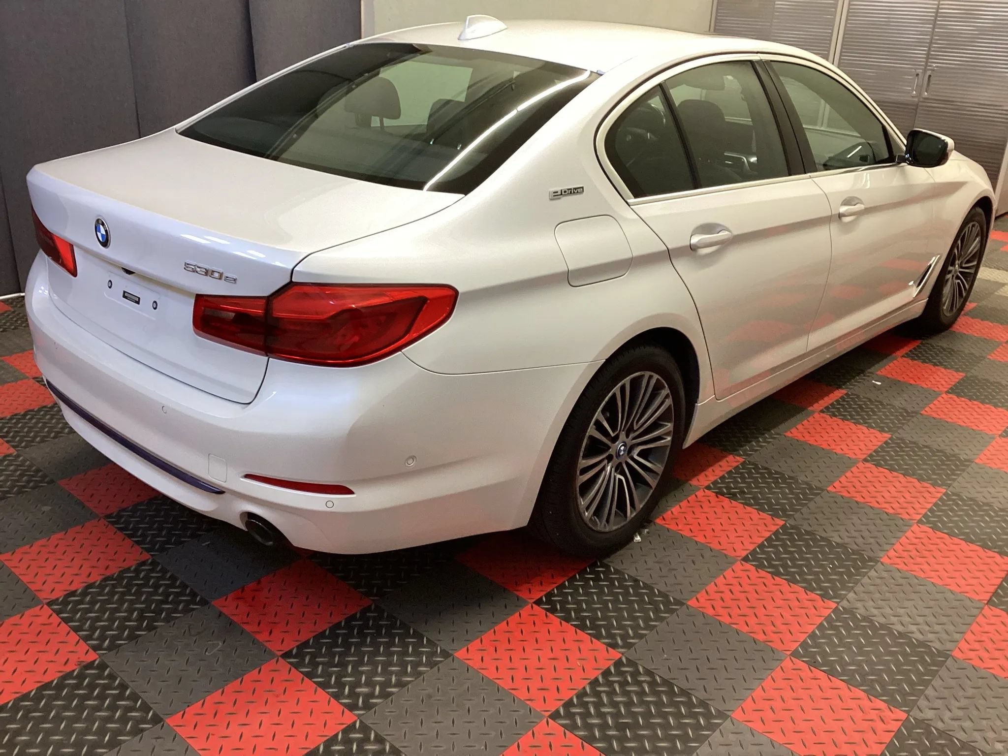 Used 2019 BMW 530e xDrive w/ Convenience Package AWD/4WD image 3