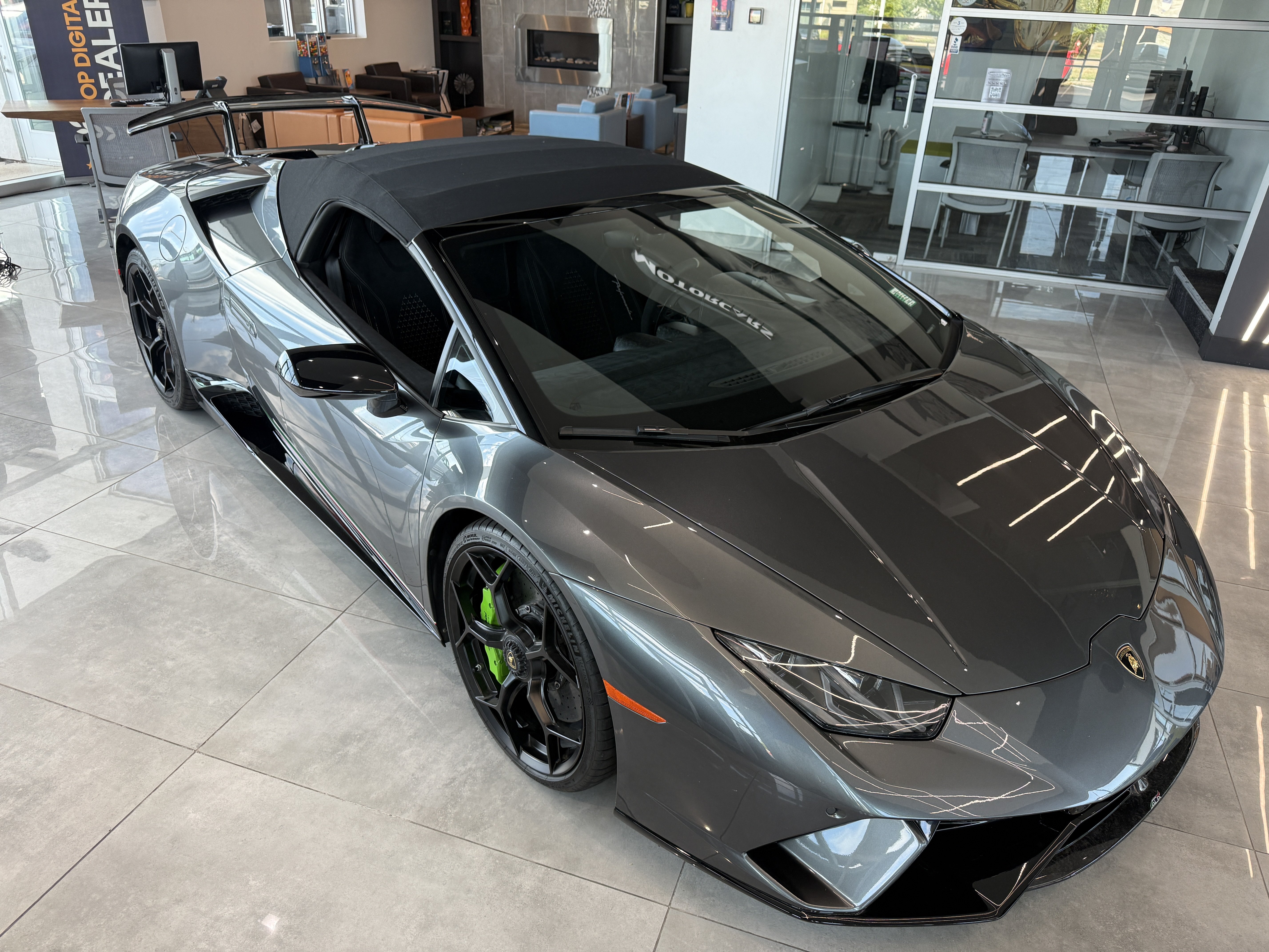 Used 2019 Lamborghini Huracan Performante AWD/4WD image 31