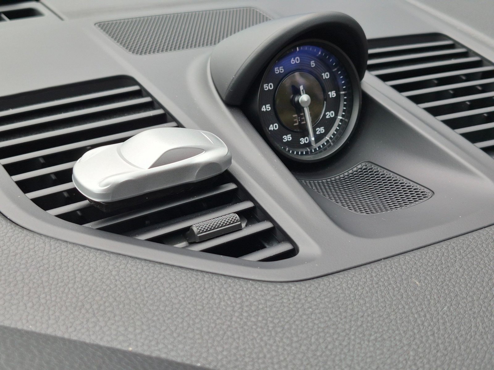 Used 2025 Porsche 911 Carrera RWD image 22