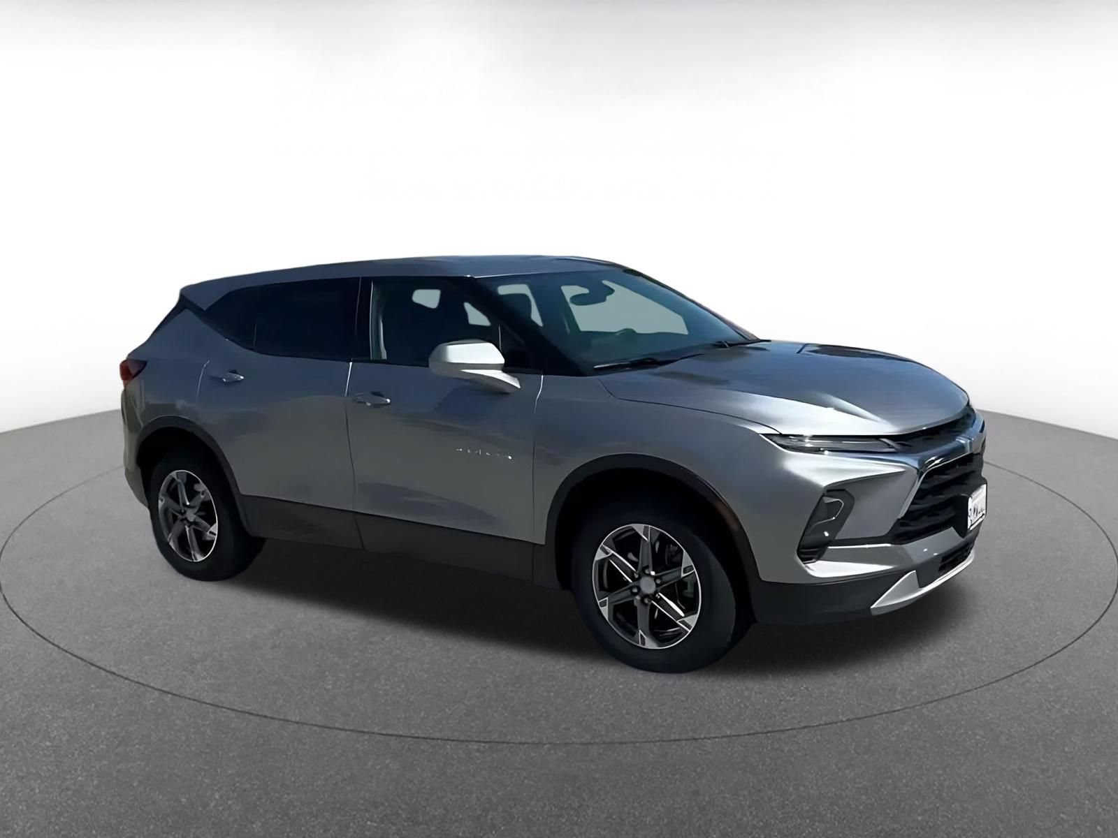 Used 2025 Chevrolet Blazer LT FWD image 2