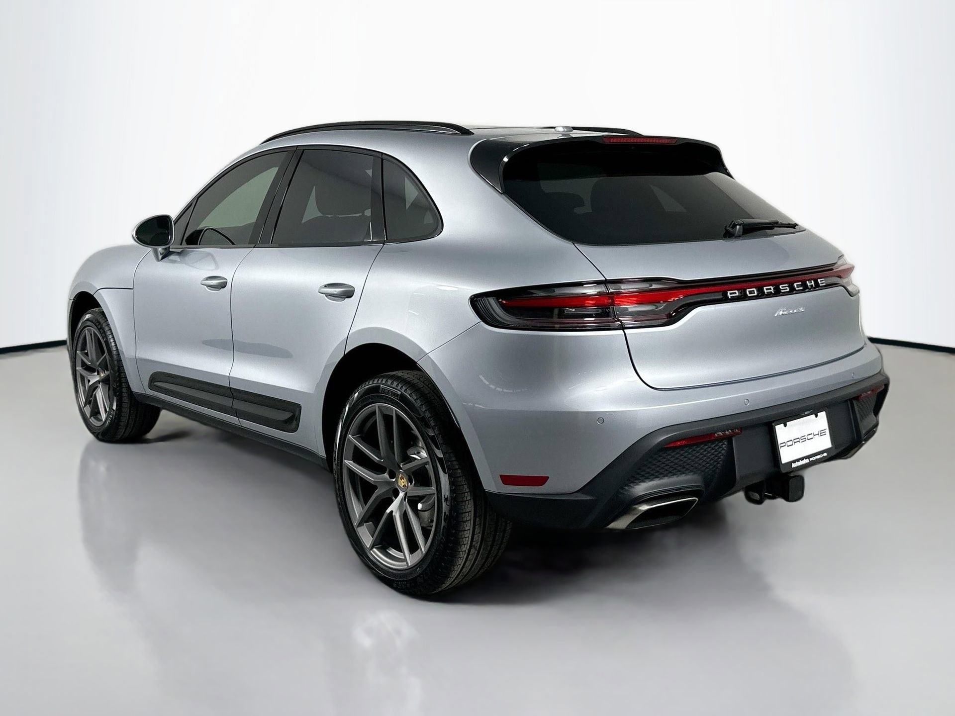 Certified 2025 Porsche Macan image 3