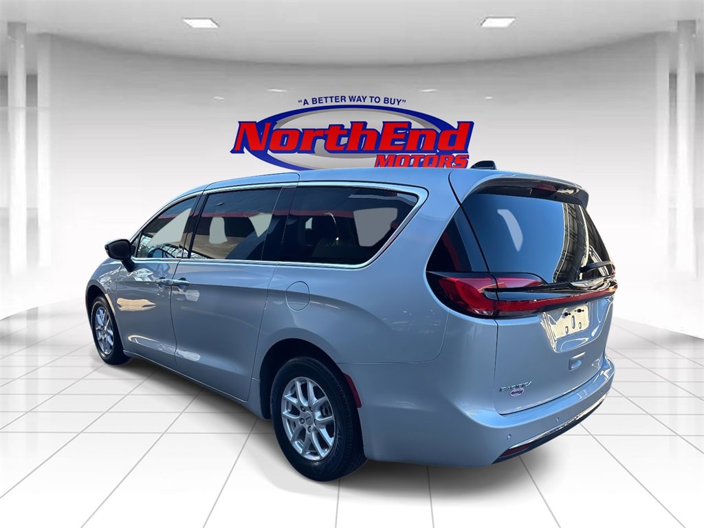 Used 2024 Chrysler Pacifica Touring-L image 5