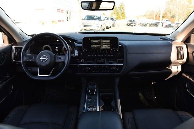 Certified 2025 Nissan Pathfinder Platinum w/ Lighting Package (N93) image 8