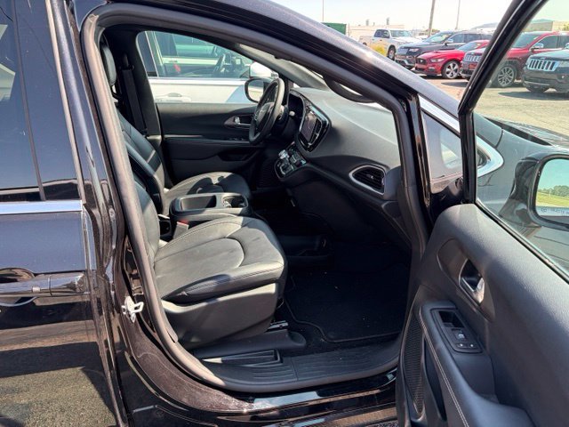 Used 2025 Chrysler Pacifica Select FWD image 18