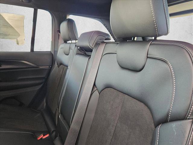 New 2025 Jeep Grand Cherokee Altitude w/ MOPAR Finishing Package AWD/4WD image 15