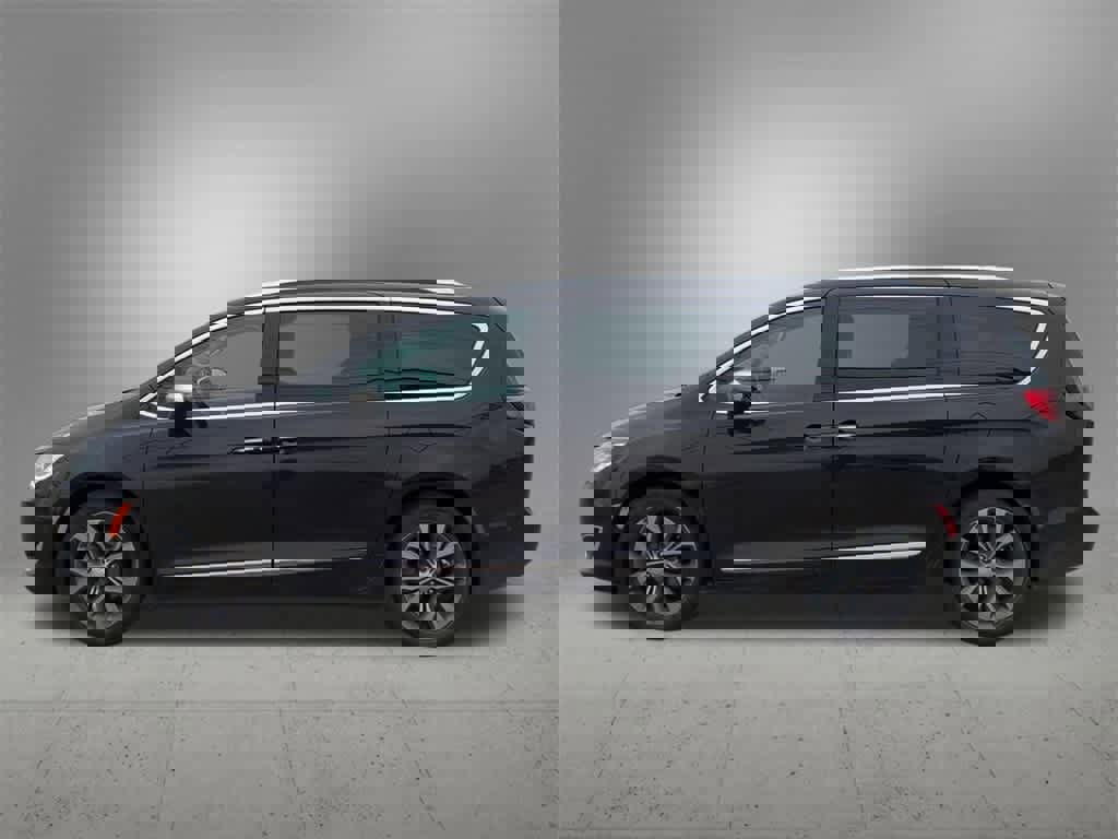 Used 2017 Chrysler Pacifica Limited image 3