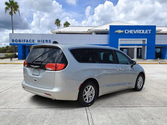 Used 2022 Chrysler Voyager LX FWD image 4