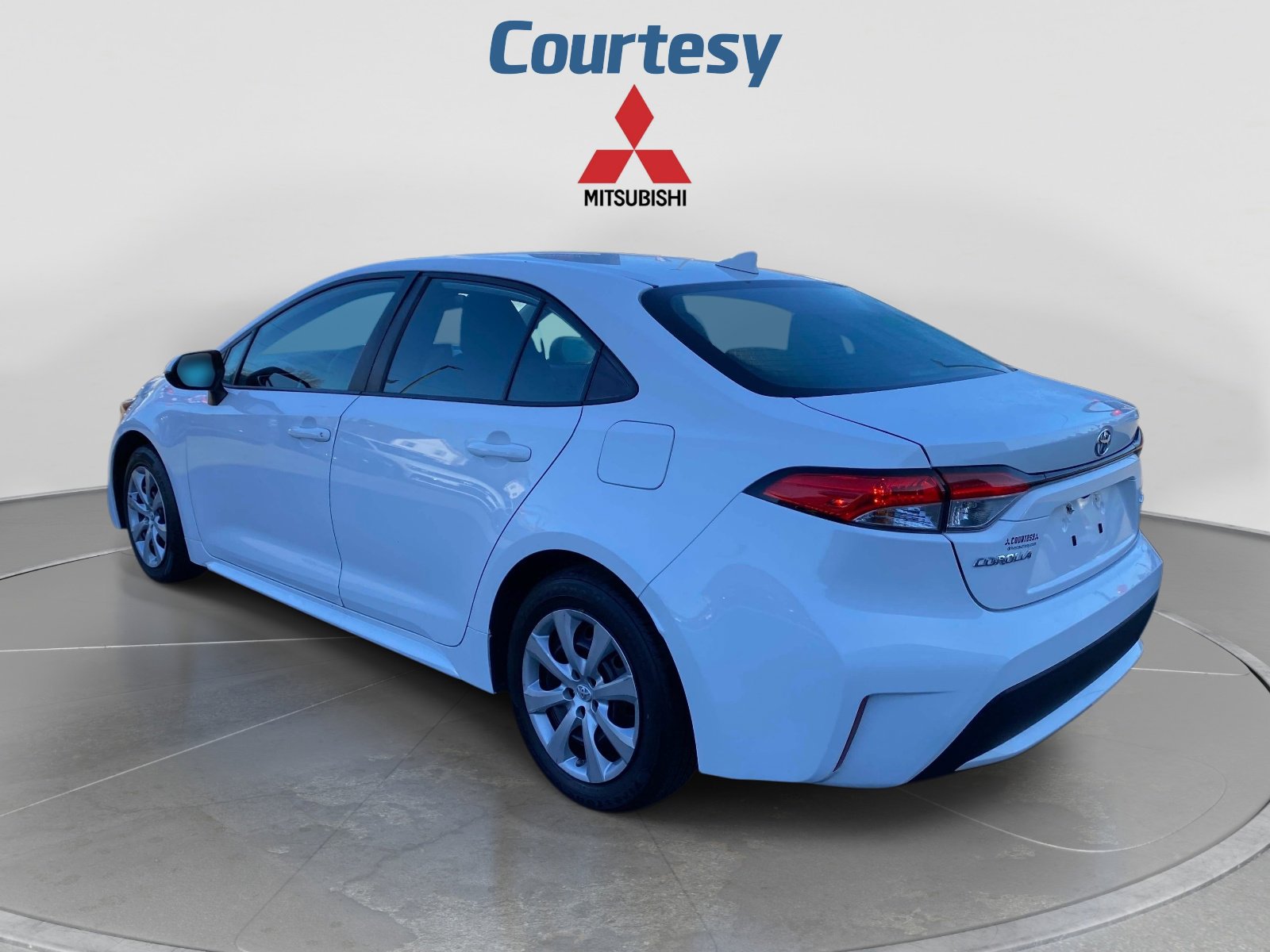 Used 2021 Toyota Corolla LE FWD image 3