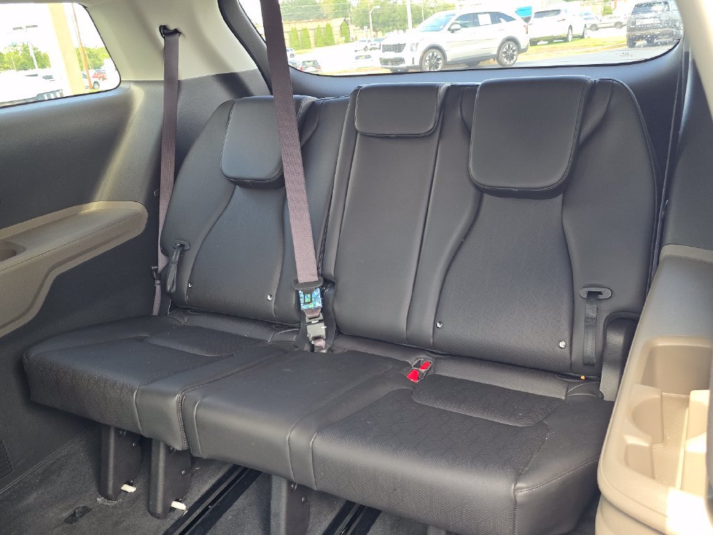 Certified 2025 Kia Carnival FWD image 15