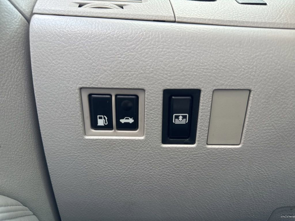 Used 2011 Toyota Avalon Limited image 15